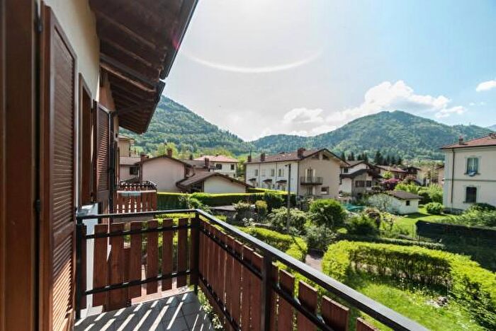 Appartamento trilocale in vendita in Via Amedeo Duca dAosta, Villa DOgna