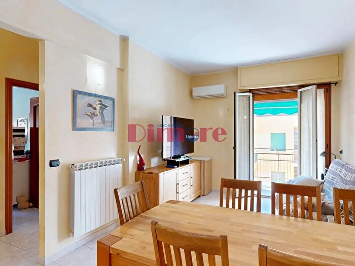 Appartamento trilocale in vendita in Via Ippolito Nievo, Finale Ligure