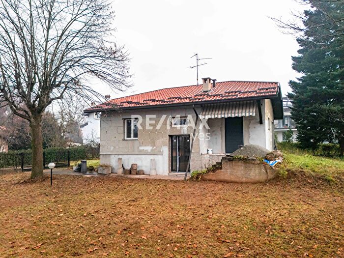 Casa quadrilocale in vendita in Via Vittorio Veneto, Lesmo