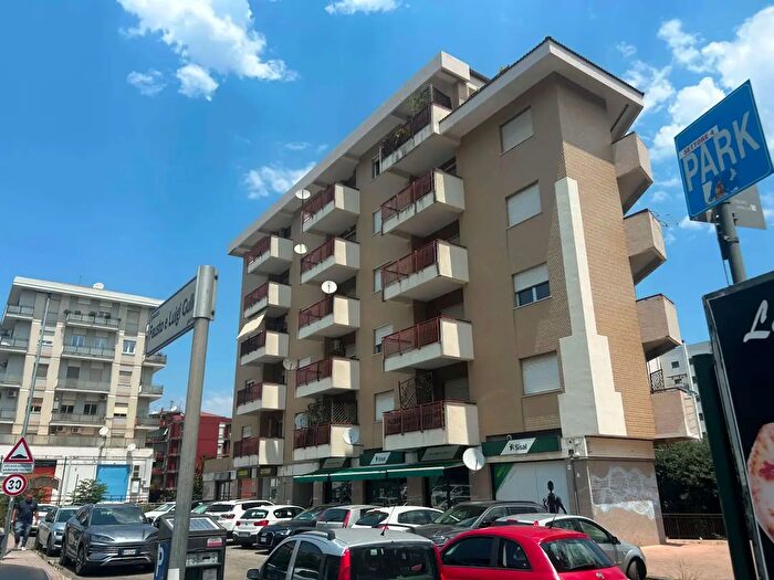 Appartamento con 6 locali in vendita in Piazza Luigi E Fausto Gullo, Cosenza