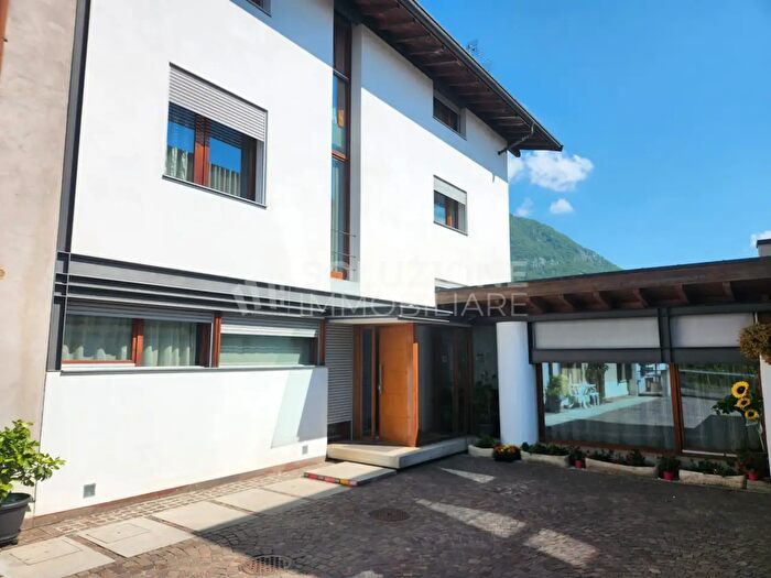 Casa con 7 locali in vendita in Viale Milano, Albino