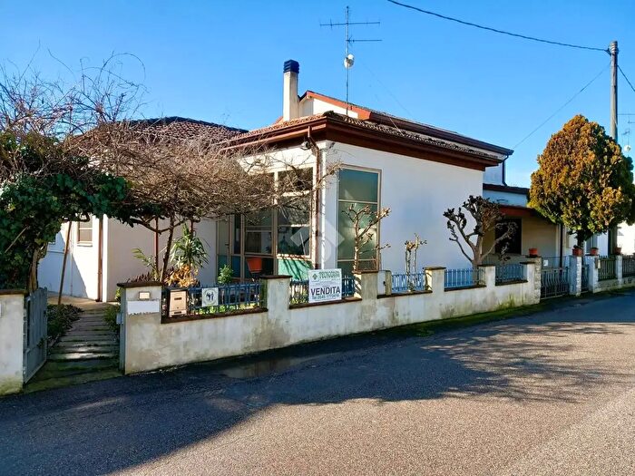 Casa con 8 locali in vendita in Via dei Cooperatori, Bagnacavallo