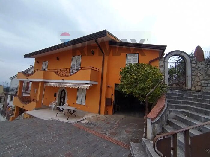 Casa con 7 locali in vendita in Piazza Croci, San Lupo