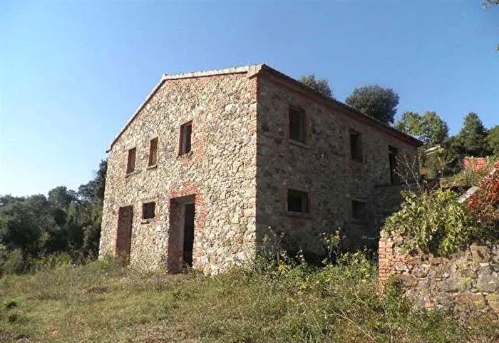 Casa con 8 locali in vendita in Monteverdi Marittimo