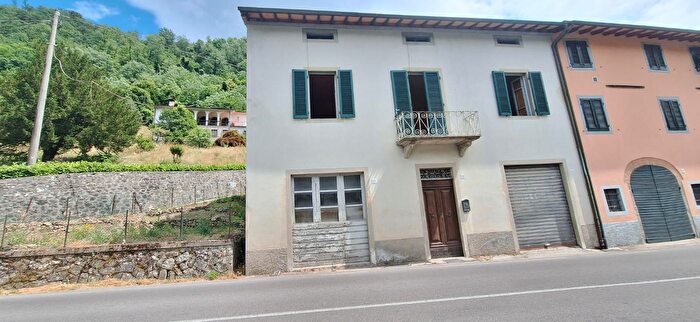 Casa con 8 locali in vendita in Bagni Di Lucca