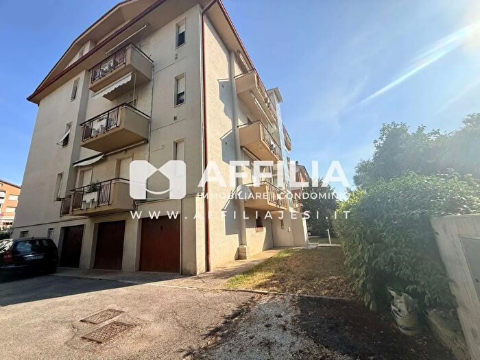 Appartamento con 7 locali in vendita in Via Longhi, Jesi
