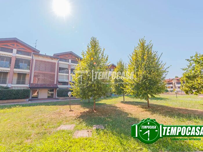 Appartamento trilocale in vendita in Via Sandro Pertini, Rosate