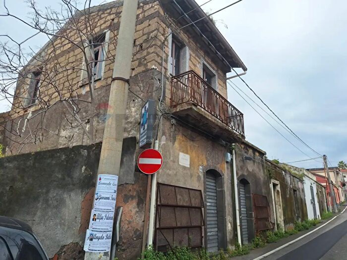 Casa con 6 locali in vendita in Via Stazione, Acireale