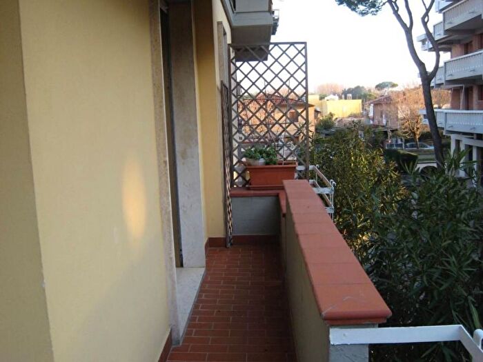 Appartamento trilocale in affitto in Via Vincenzo Bellini, Ronchi Poveromo, Massa