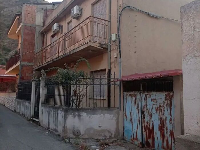 Casa quadrilocale in vendita in Cuba, Motta San Giovanni