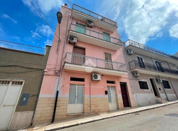 Casa quadrilocale in vendita in Via della Resistenza, Canosa Di Puglia