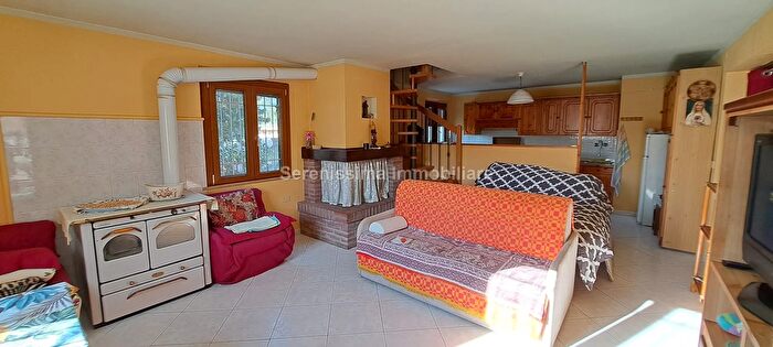 Casa con 8 locali in vendita in Montelabbate