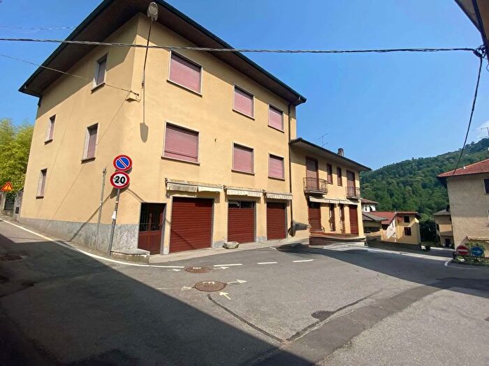 Casa con 8 locali in vendita in Cremenaga