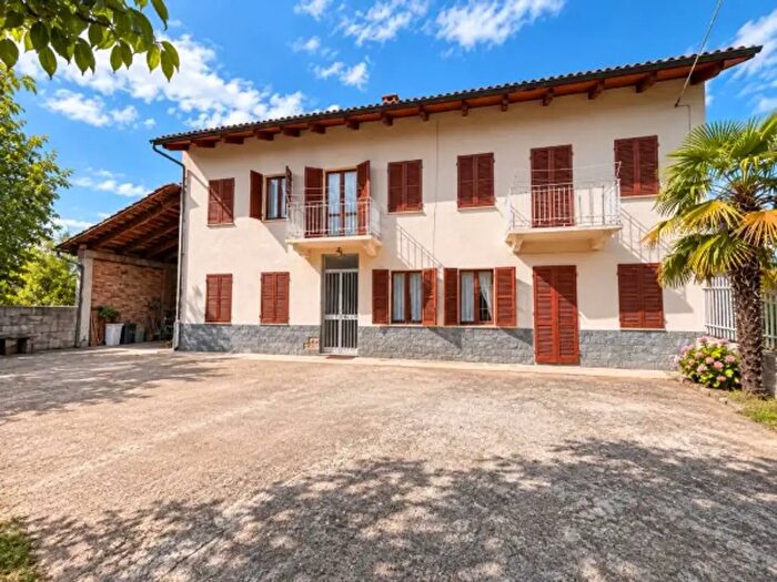 Casa con 6 locali in vendita in Via Novembre, Vezza D'Alba
