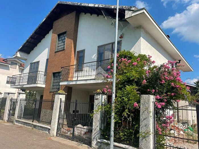 Casa con 10 locali in vendita in Via Consolata, Nichelino