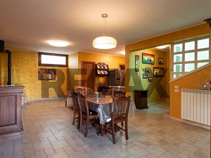 Casa con 10 locali in vendita in Via Michelangelo, Ripalimosani