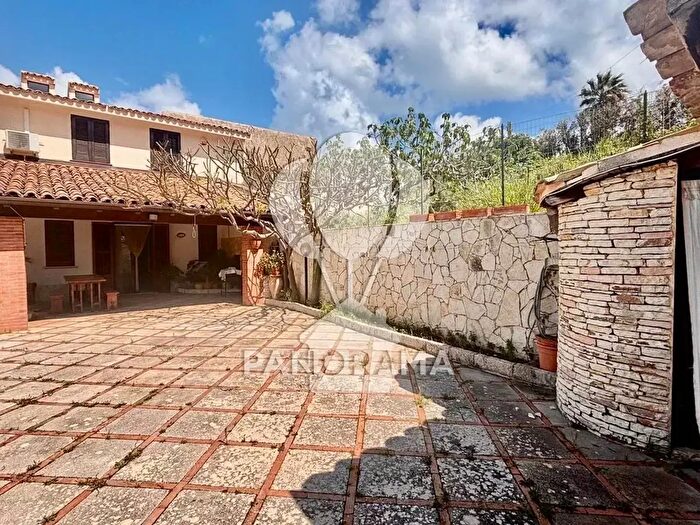 Casa con 6 locali in affitto in Via Corona Australe, Alcamo