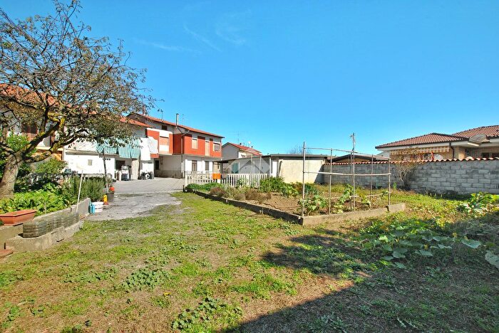 Casa con 7 locali in vendita in Via S Bernardo, Livorno Ferraris