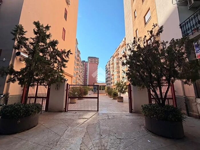 Appartamento con 5 locali in vendita in Via Eugenio l'Emiro, Palermo