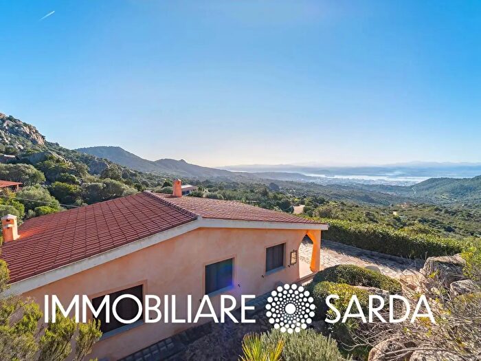 Casa con 7 locali in vendita in Via SIscoglia, Olbia