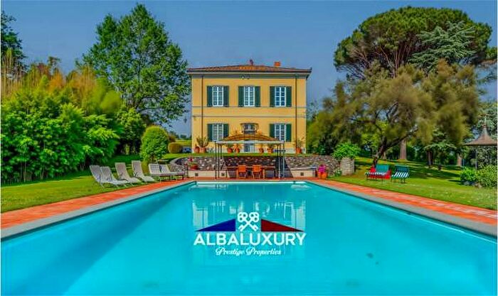 Casa con 6 locali in vendita in Via dei Camponi, Lucca