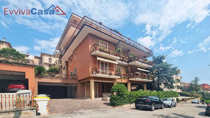 Appartamento con 7 locali in vendita in Via Bartolini, Osimo