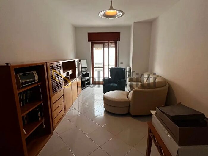 Appartamento trilocale in affitto in Via Nicola Romeo, Napoli