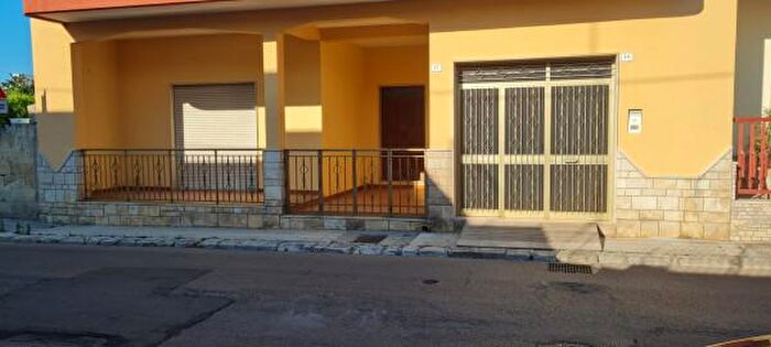 Appartamento con 6 locali in vendita in Via Benedetto Cairoli, Vernole