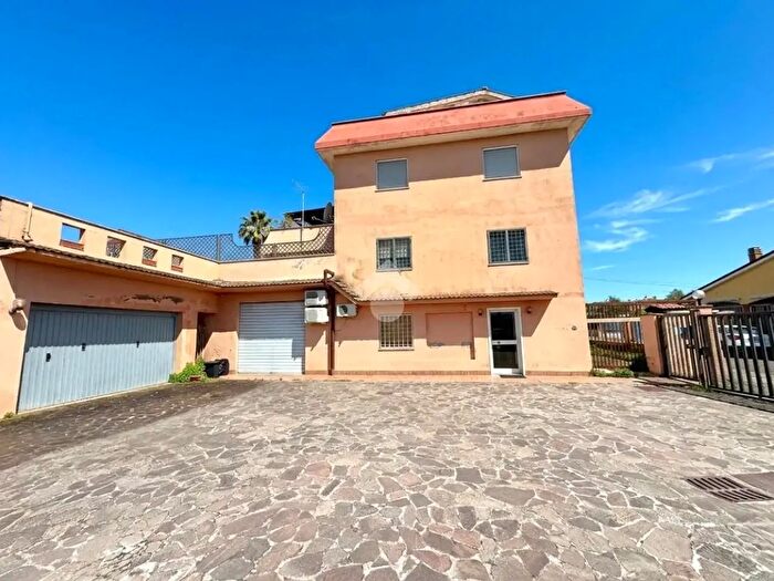 Appartamento bilocale in vendita in Via Summonte, Roma