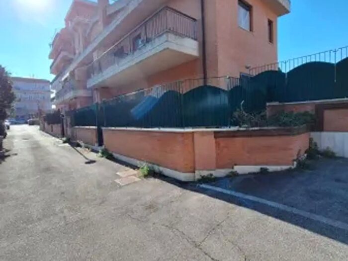 Appartamento trilocale in vendita in Via di Morena, Ciampino
