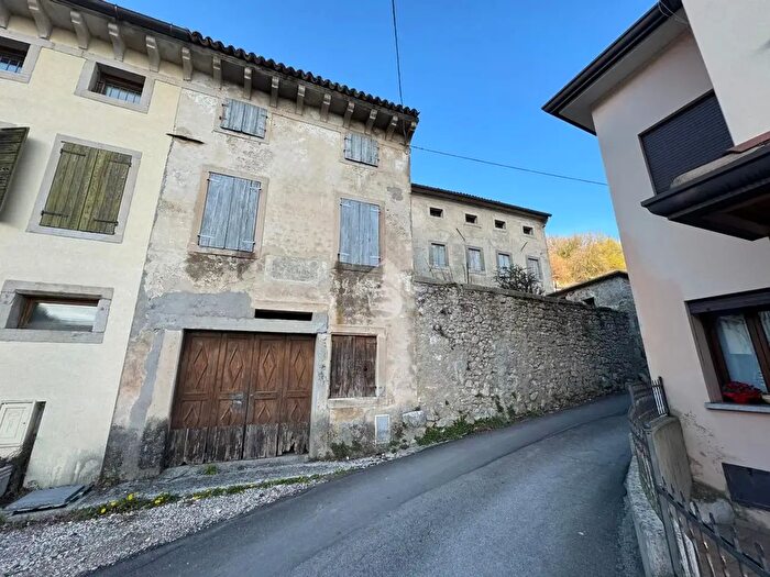 Casa con 6 locali in vendita in Via Borgo Piai, Fregona