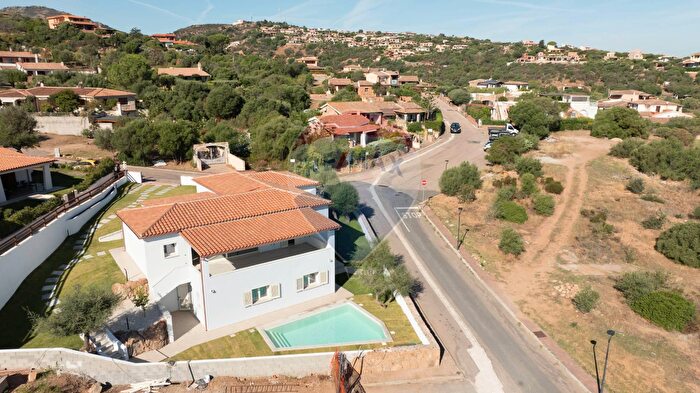 Casa con 8 locali in vendita in Via Leonardo da Vinci Snc, Loiri Porto San Paolo