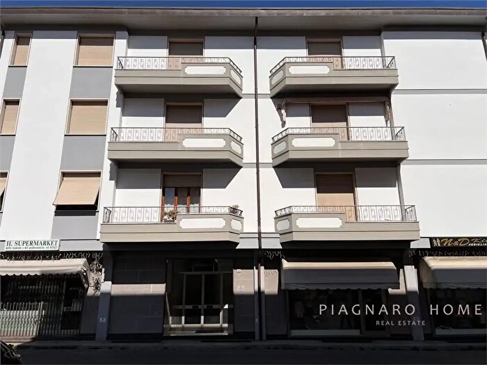 Appartamento con 8 locali in vendita in Via Sismondo, Pontremoli