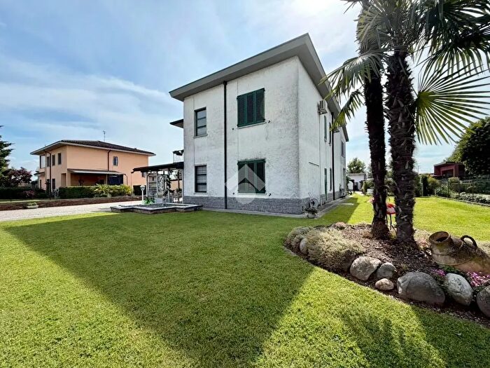 Casa con 6 locali in vendita in Via Crema Vailate, Quintano