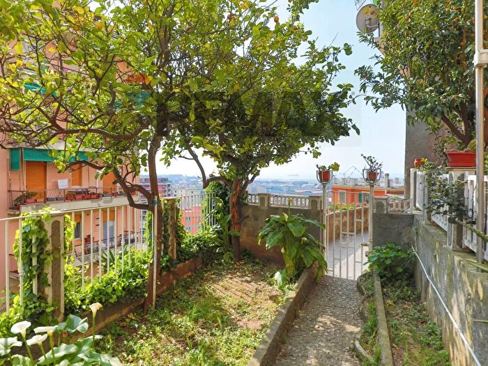 Appartamento quadrilocale in vendita in Via SantAlberto a, Genova