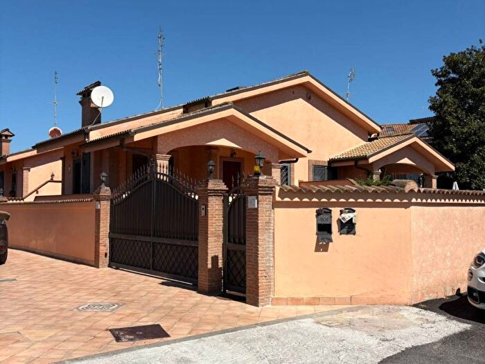 Casa con 6 locali in vendita in Via Lauregno, Infernetto, Roma