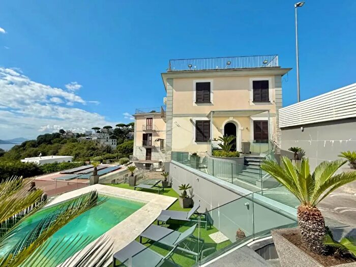 Casa con 5 locali in vendita in Via San Gennaro Agnano, Pozzuoli