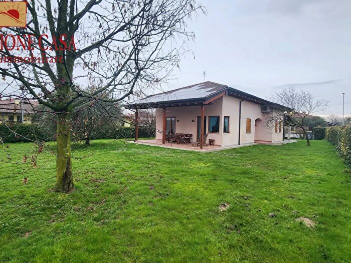 Casa con 12 locali in vendita in Via Cossuttis, Villesse