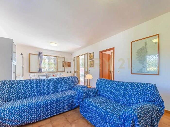 Casa quadrilocale in vendita in Strada Isola Bella, Latina