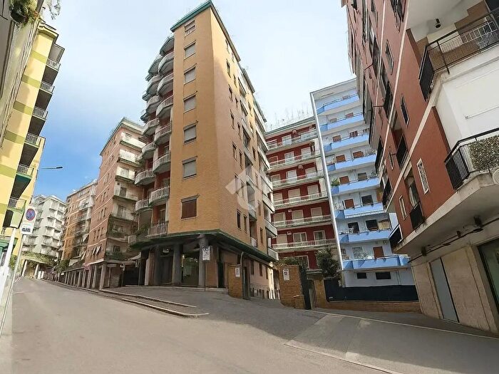 Appartamento trilocale in vendita in Via Giulio Palermo, Napoli