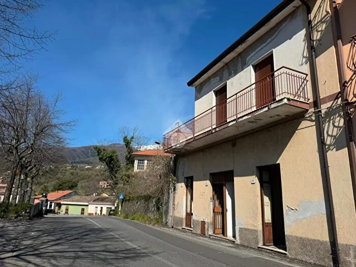 Casa con 6 locali in vendita in Via Zafferana Milo, Zafferana Etnea