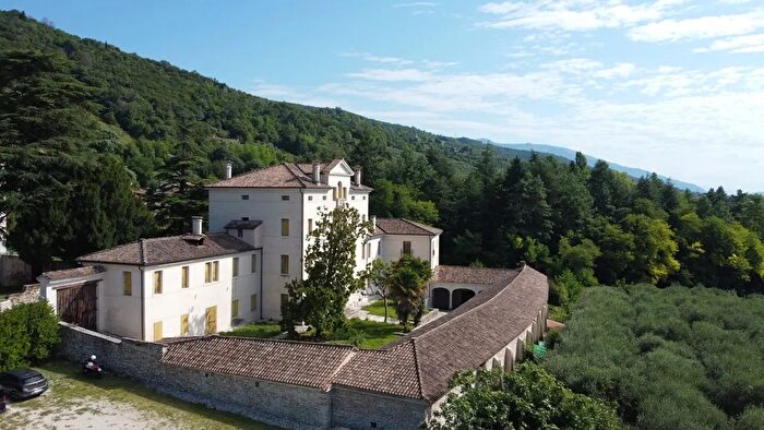 Casa con 9 locali in vendita in Cavaso Del Tomba