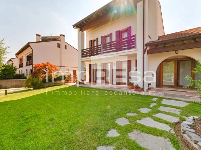 Casa con 5 locali in vendita in Via Colli Euganei, Montebelluna