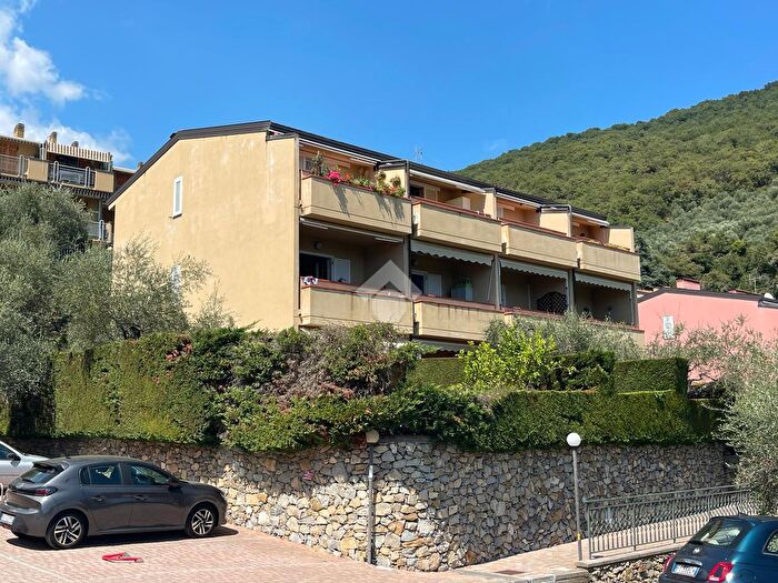 Appartamento trilocale in vendita in Via Costa, Diano Arentino