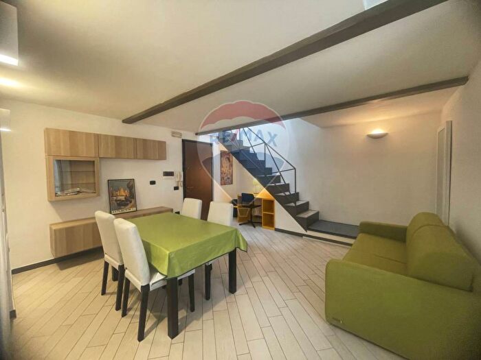 Appartamento trilocale in affitto in Via Ferrara, Vasto, Napoli