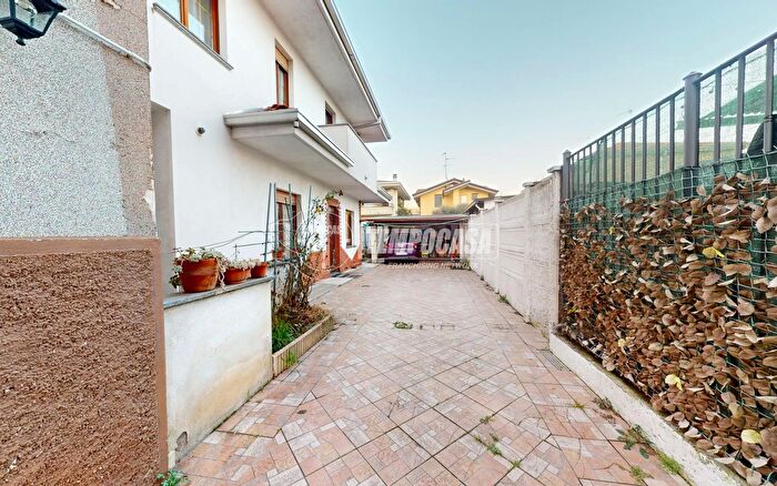 Casa trilocale in vendita in Via Venezia, Varedo