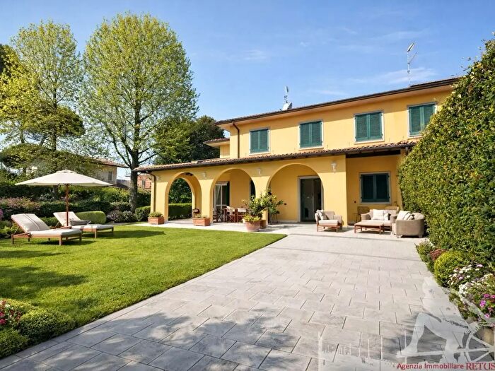 Casa con 10 locali in vendita in Forte Dei Marmi