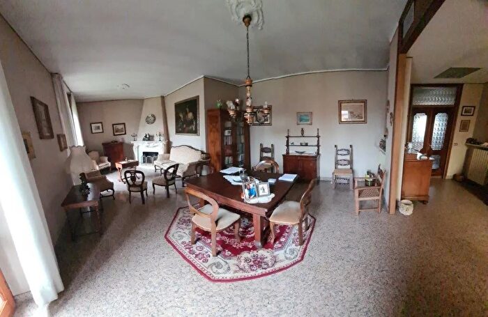 Casa con 6 locali in vendita in Pandino