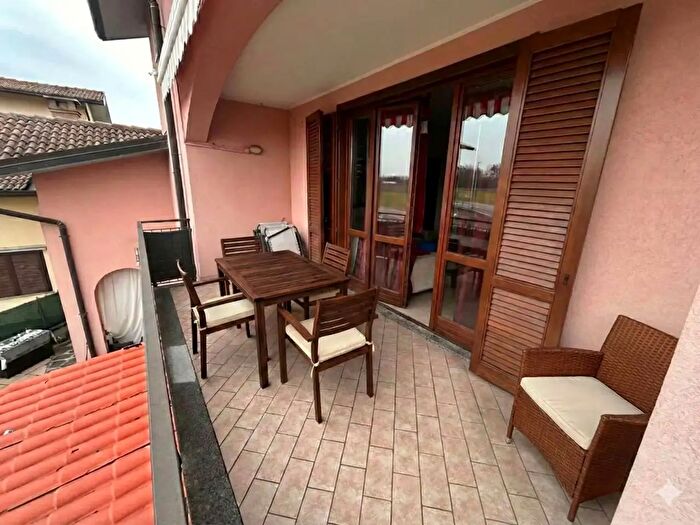 Appartamento trilocale in vendita in Via Santa Chiara, Cislago