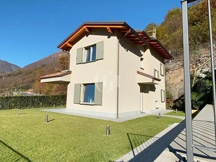 Casa con 7 locali in vendita in Via Bosco Impero, Carlazzo